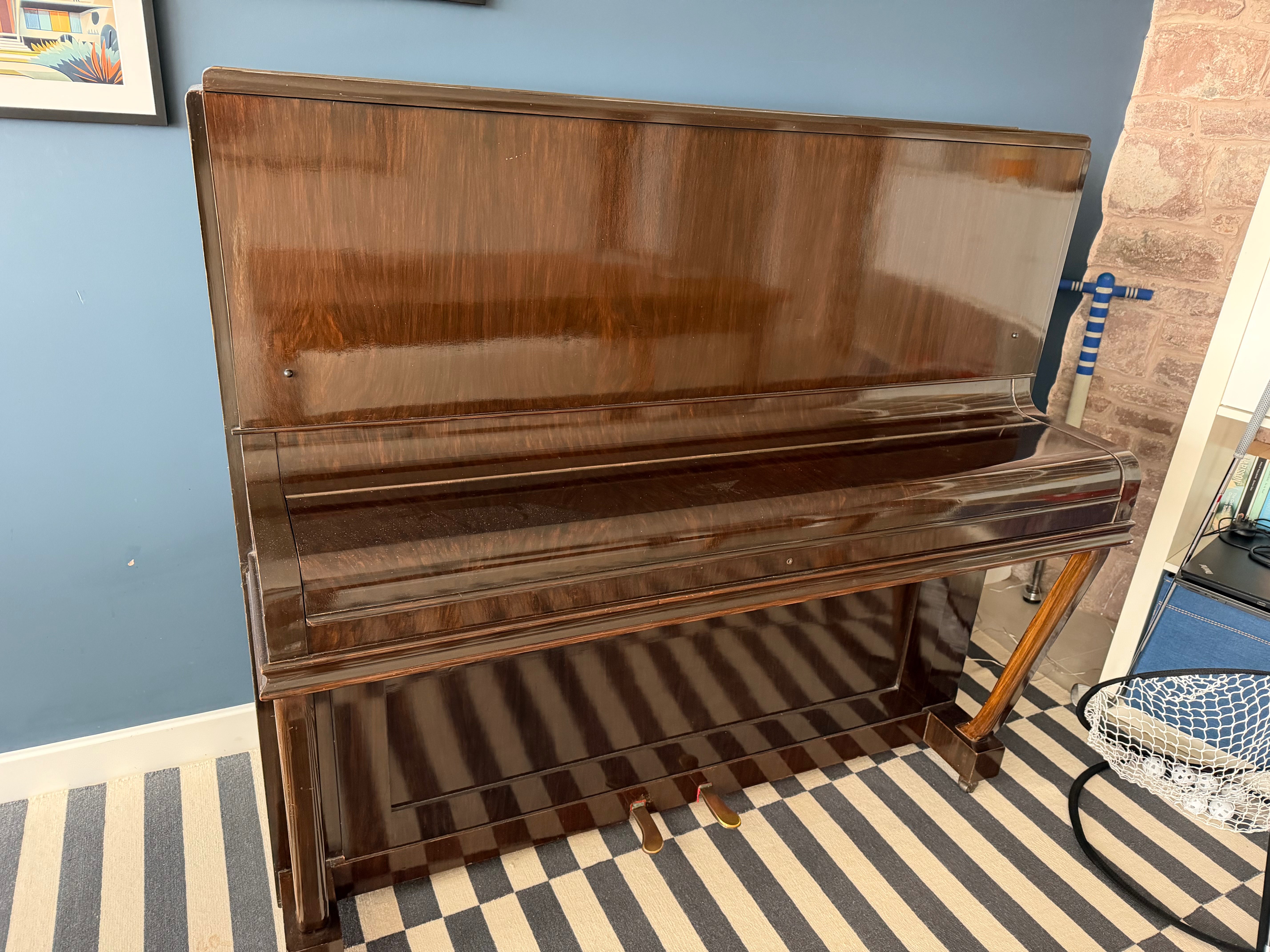Upright piano