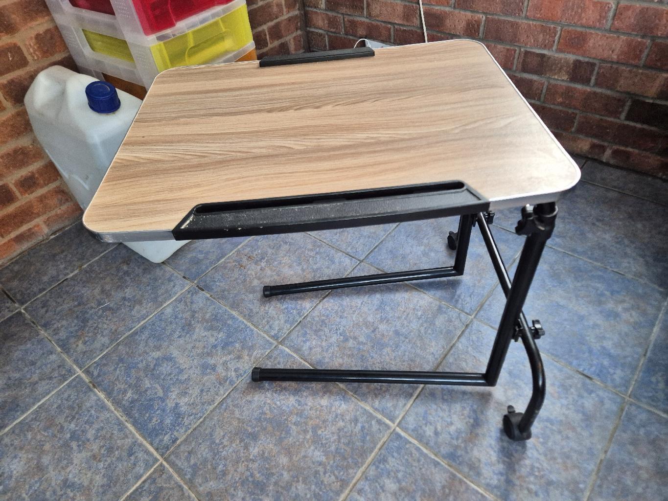 Adjustable desk / Table