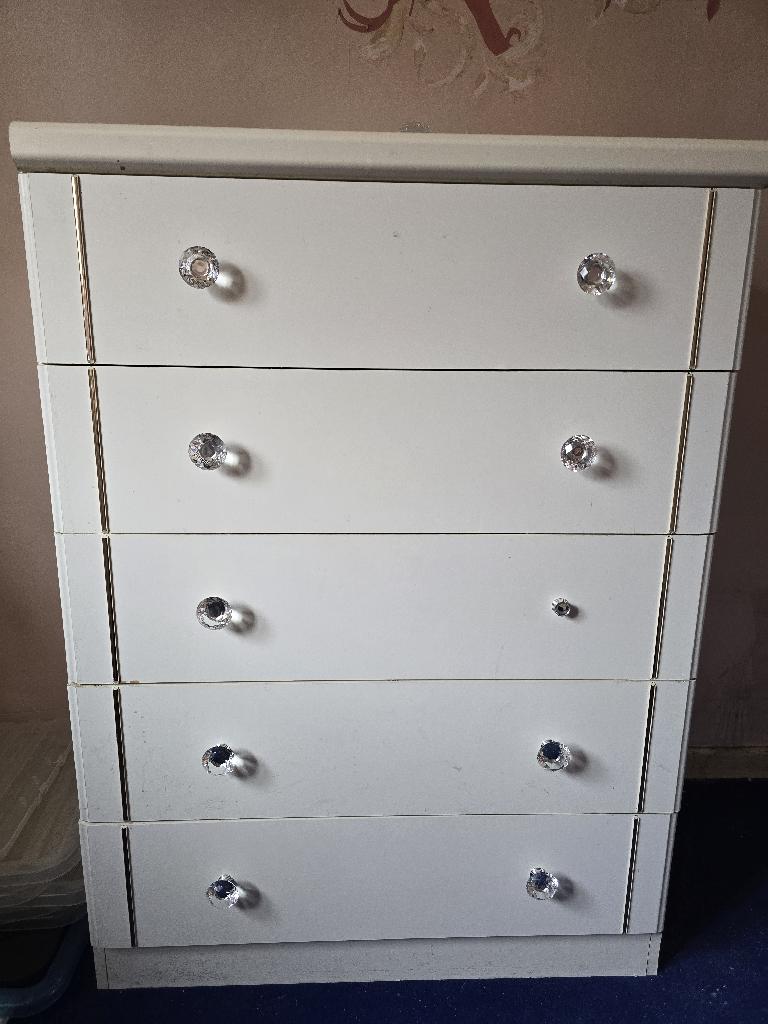 Chest of drawers