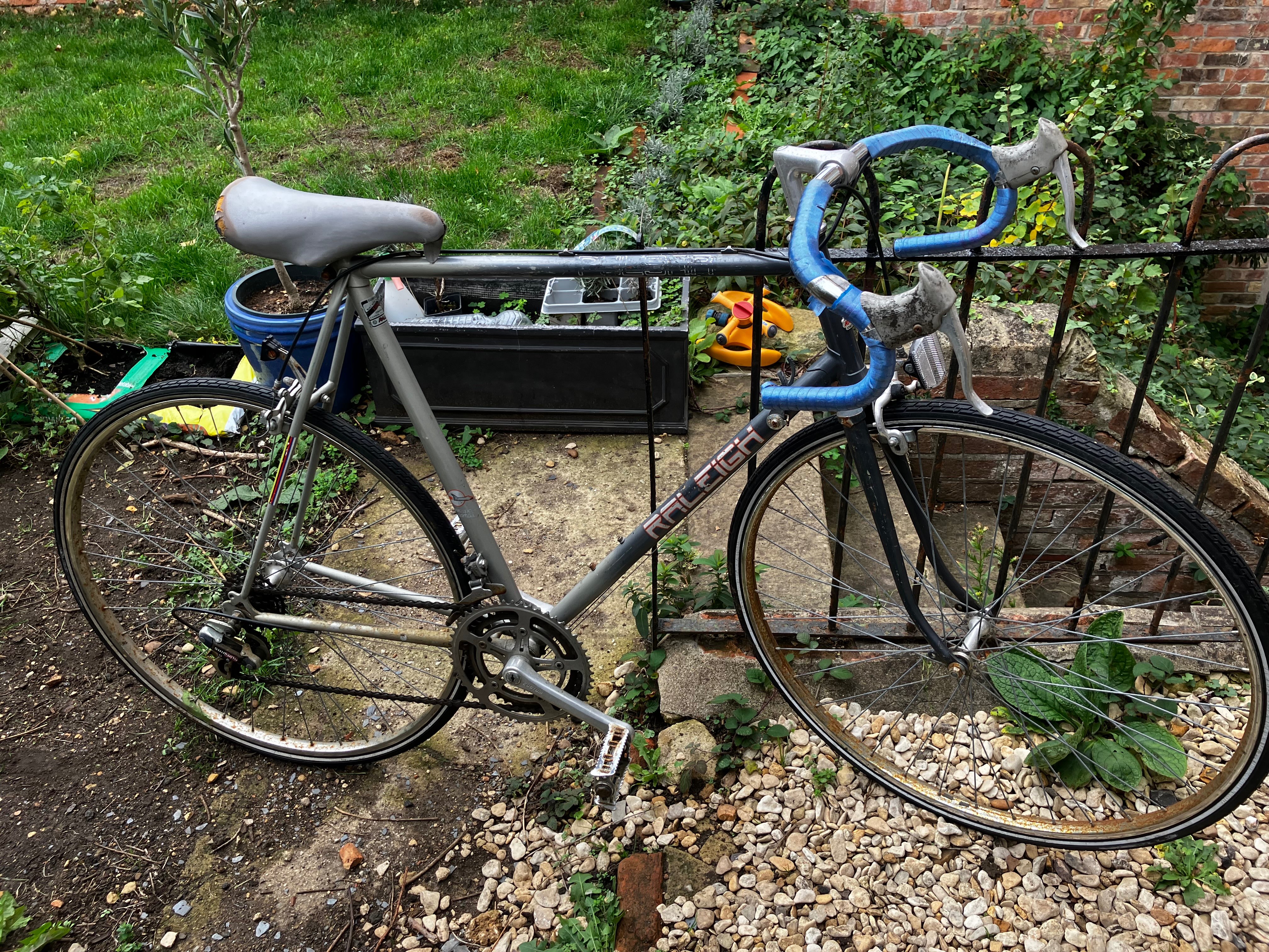 Vintage men’s Raleigh bike