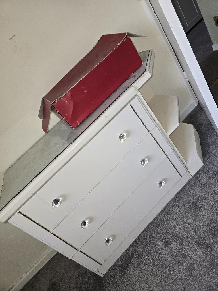 Chest of drawers