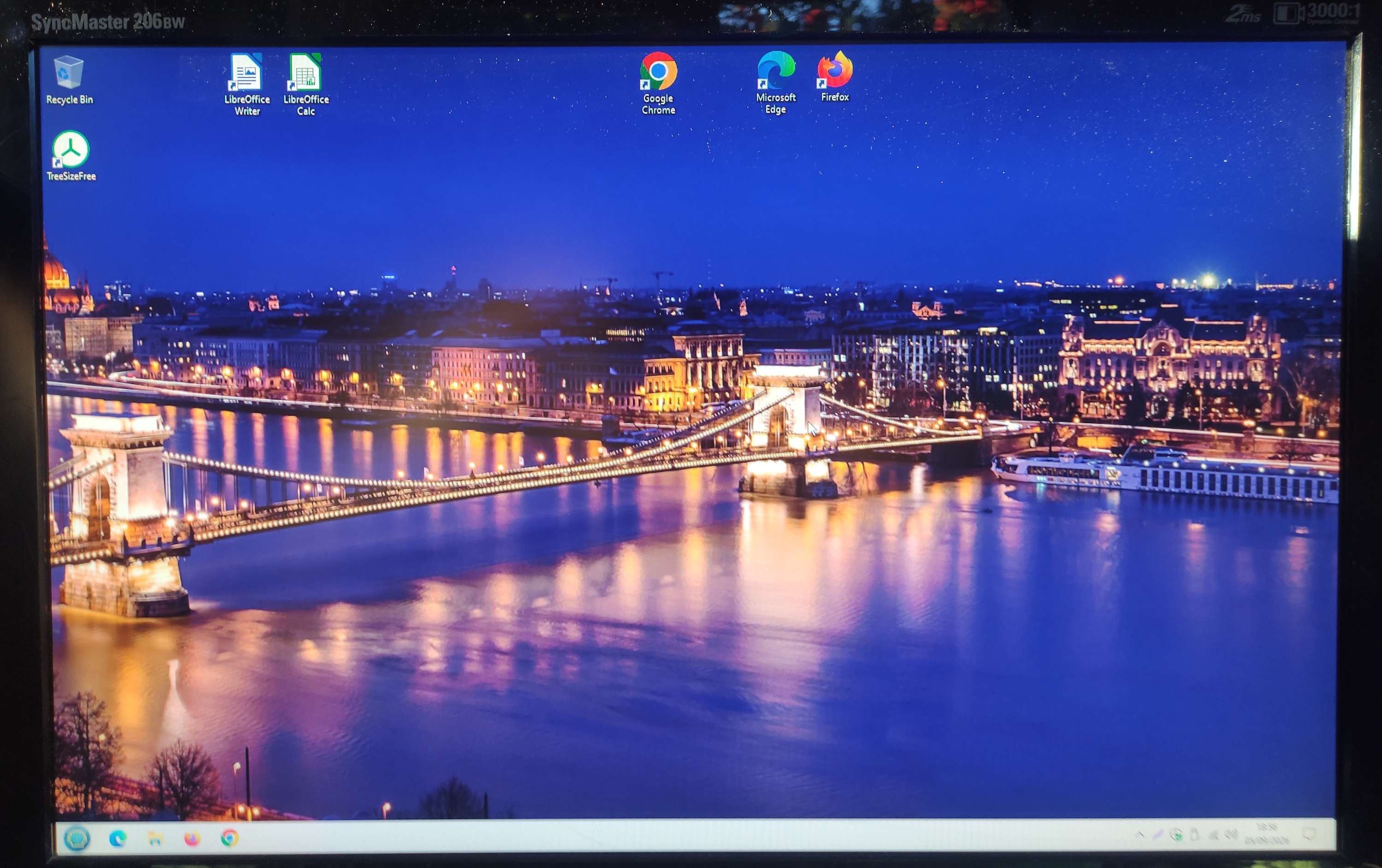 20” (desktop) monitor + wired keyboard + wired mouse
