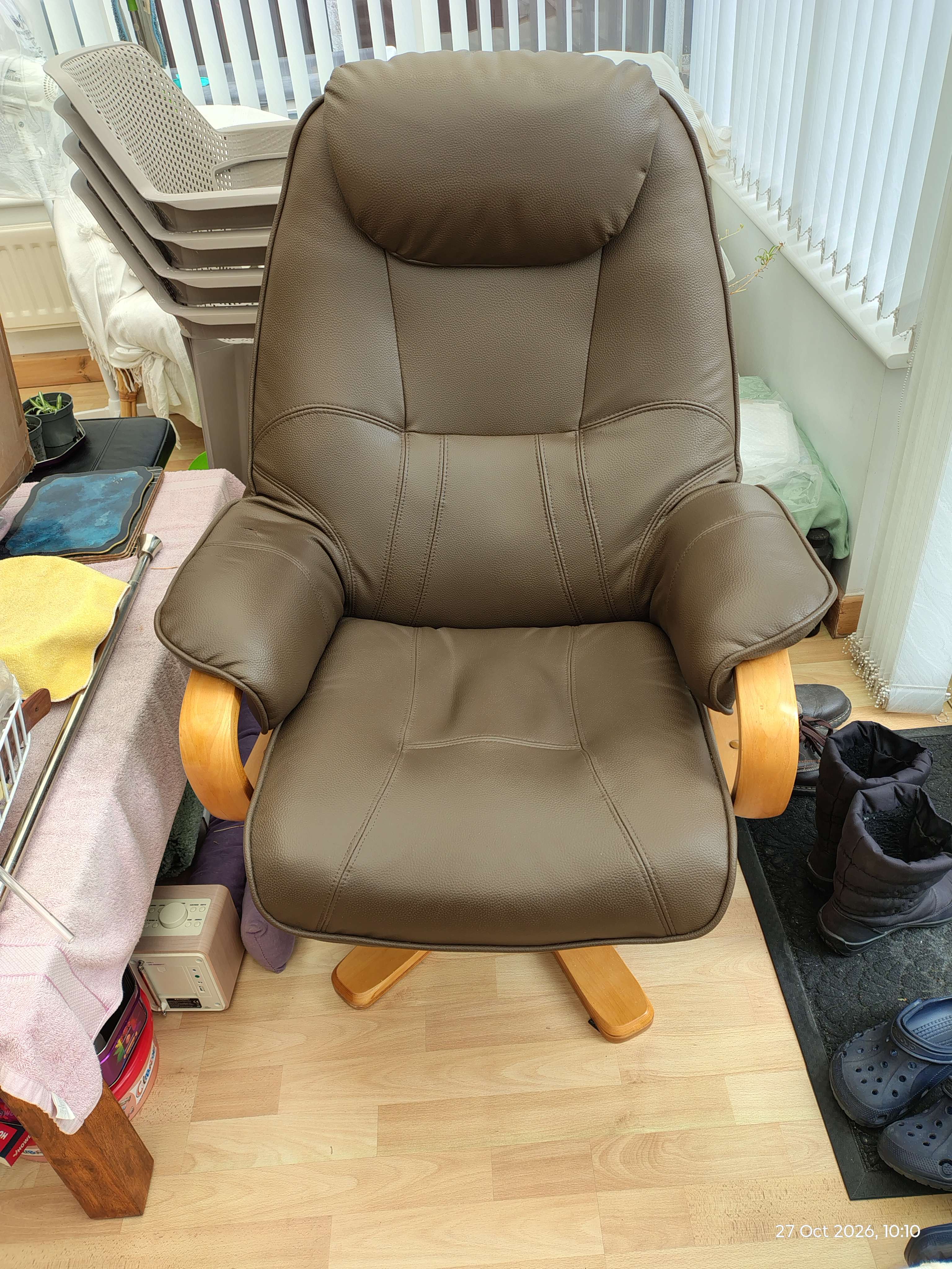 Armchair/ swivel.
