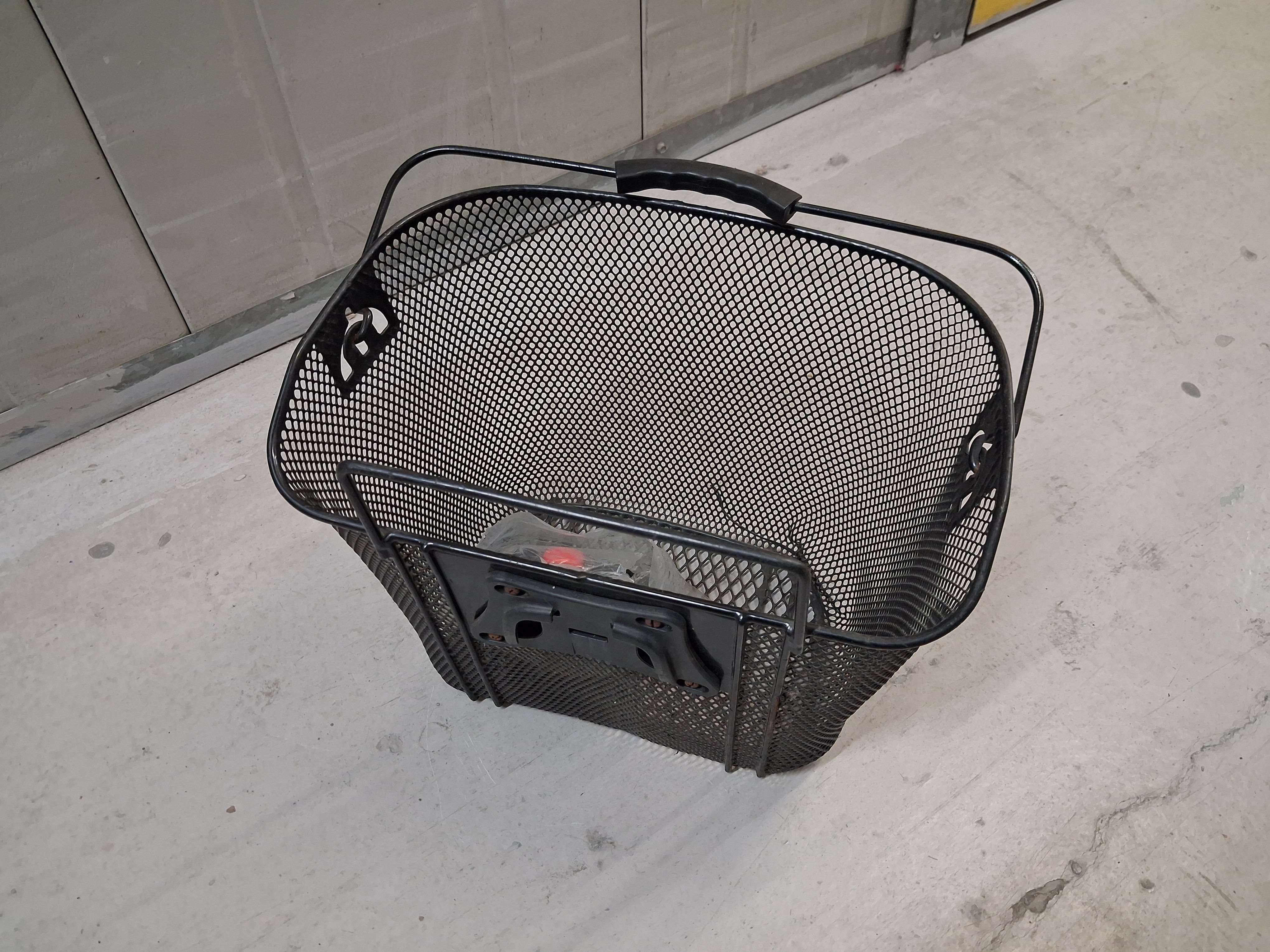 Bike basket with handlebar fittings