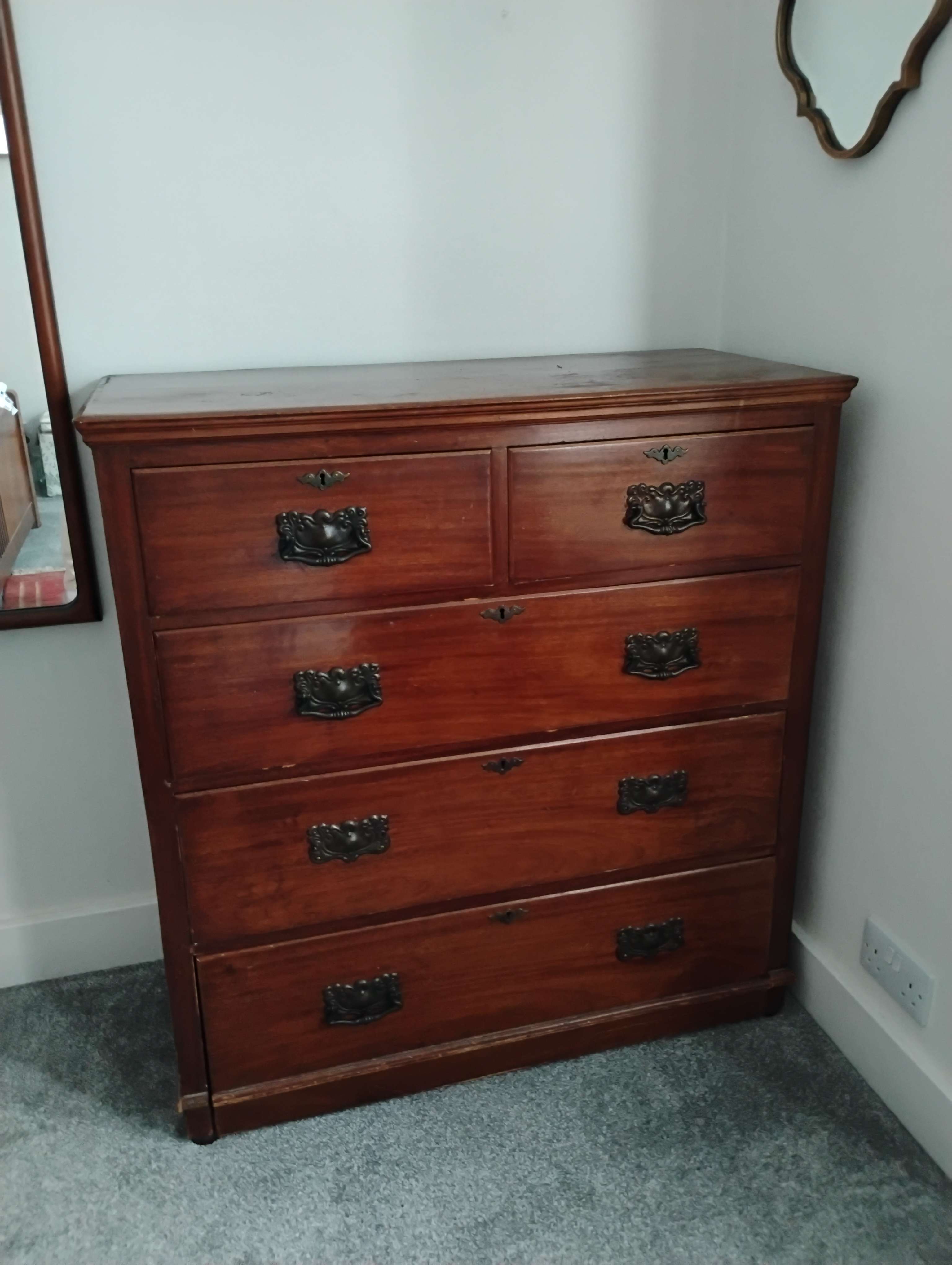 Chest of drawers