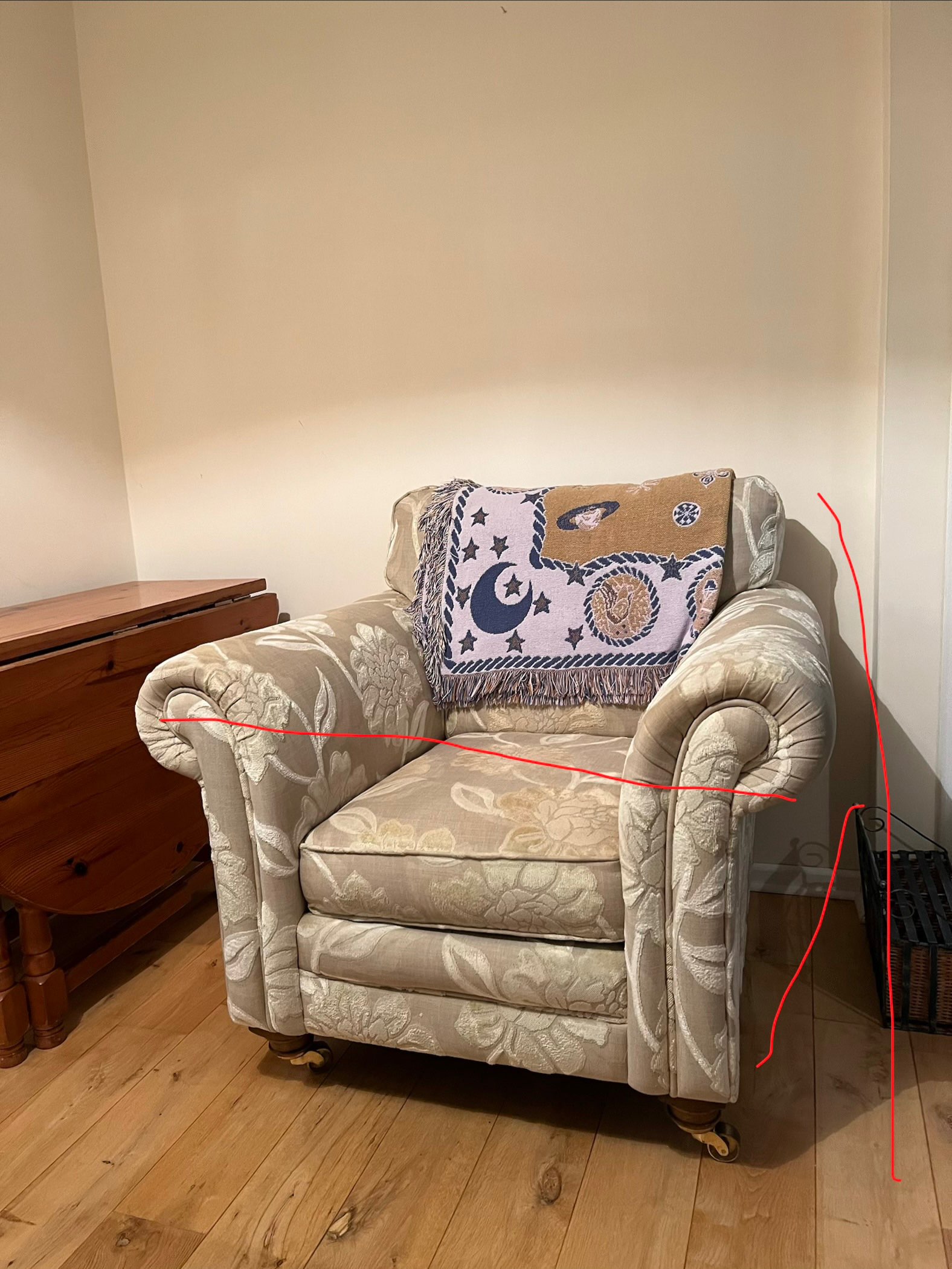 Lovely armchair, in good condition! Pick up only
