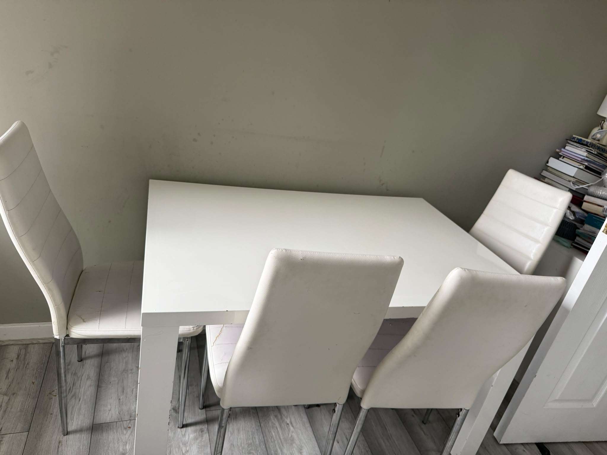 White gloss dining table with 4 chairs  Dimensions 120cm x 8