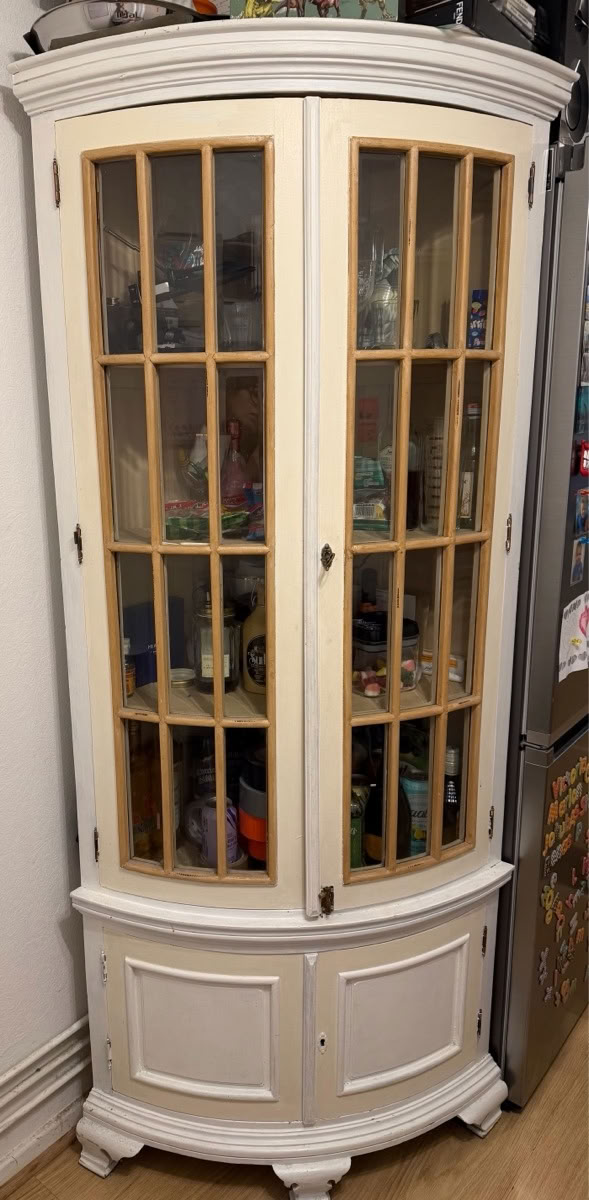 Corner cabinet