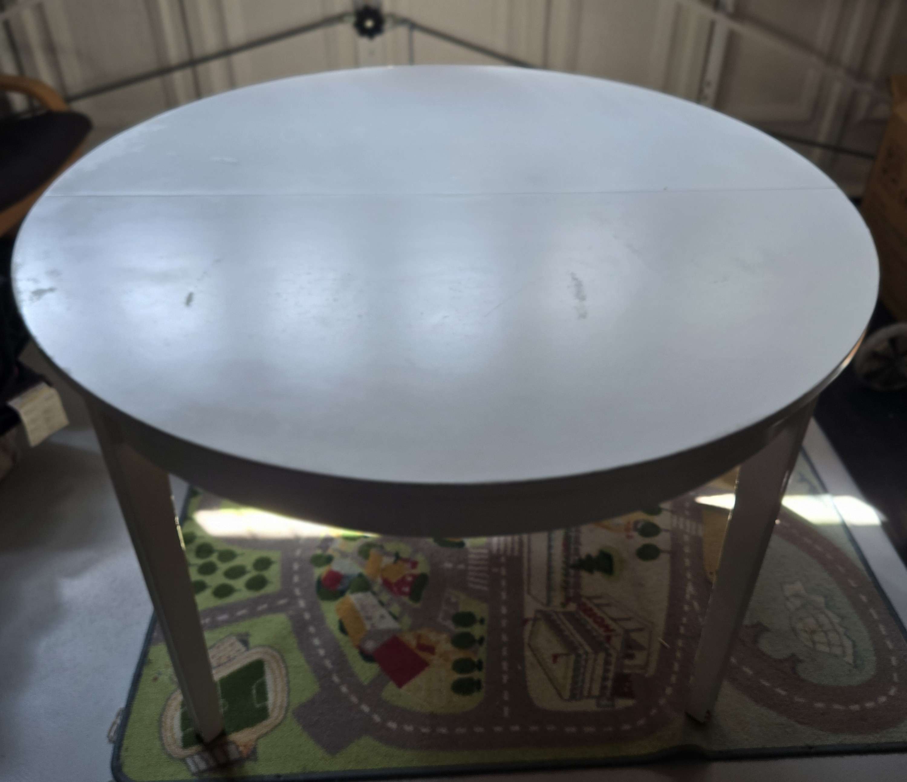 Extendable round dining table